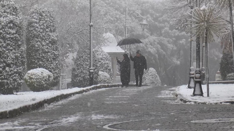 Meteorolojiden 41 il için sarı kodlu hava durumu uyarısı İstanbulda kar yağışı etkili oluyor... Prof. Dr. Şen: Kritik 24 saate girdik