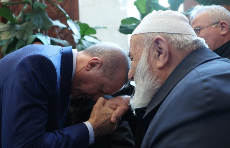 Cumhurbaşkanı Erdoğan AK Parti MYK öncesi vatandaşlarla görüştü