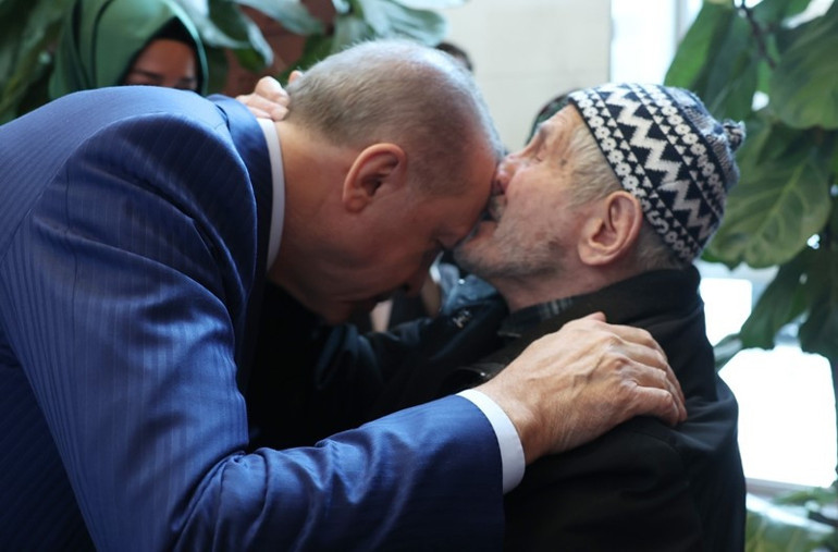 Cumhurbaşkanı Erdoğan AK Parti MYK öncesi vatandaşlarla görüştü