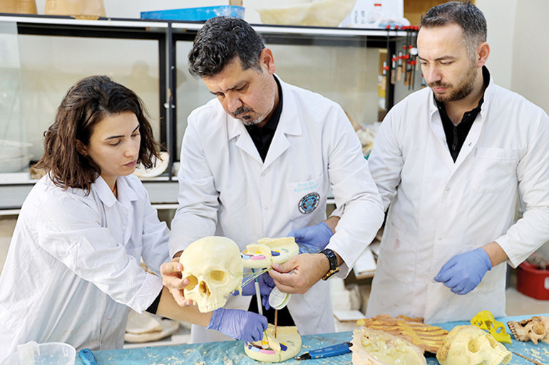 Elon Musk gençlere ‘Tıp okumayın robotlar geliyor’ dedi... Robottan cerrah olur mu