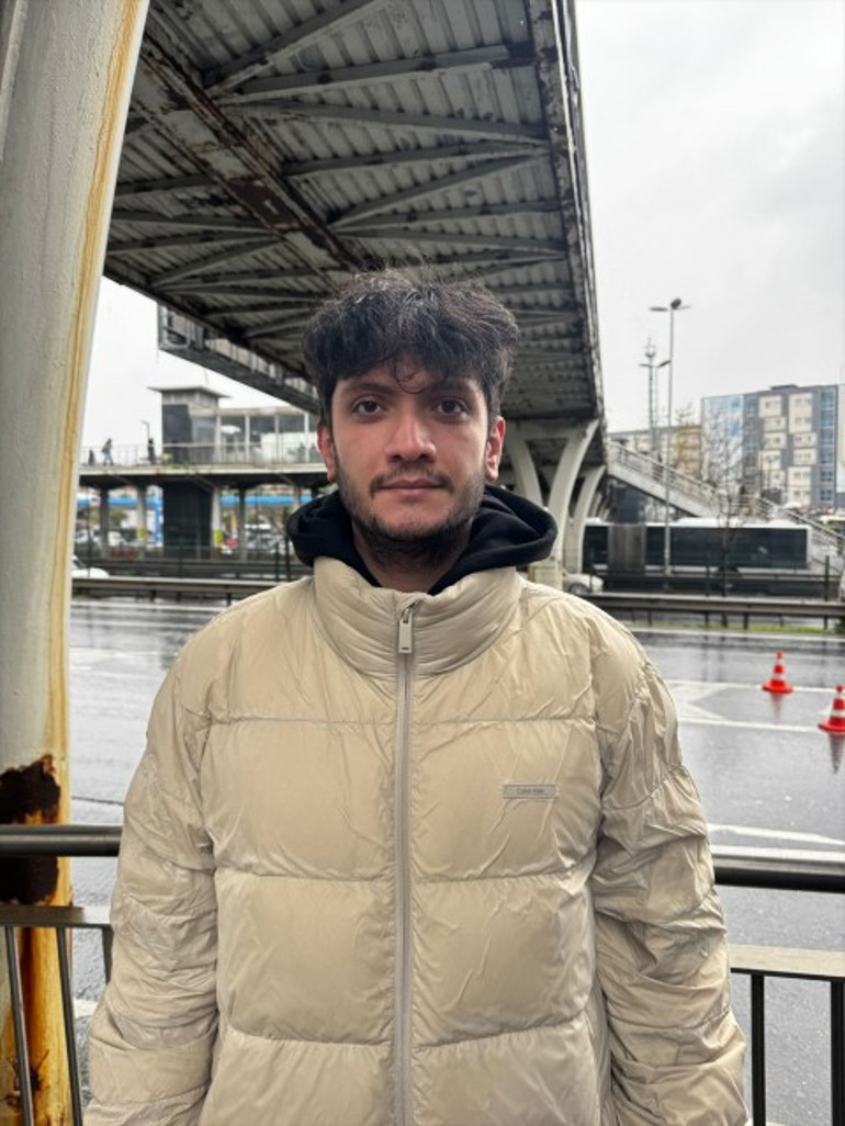 Otomobile paslı üst geçitten demir parçası düştü Zararın karşılanmasını isteyen genç İBBden gelen cevapla dumura uğradı