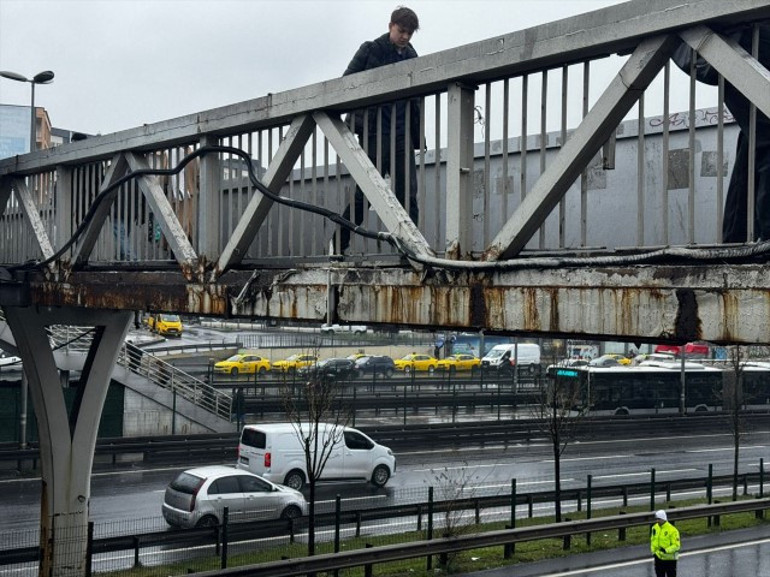 Otomobile paslı üst geçitten demir parçası düştü Zararın karşılanmasını isteyen genç İBBden gelen cevapla dumura uğradı