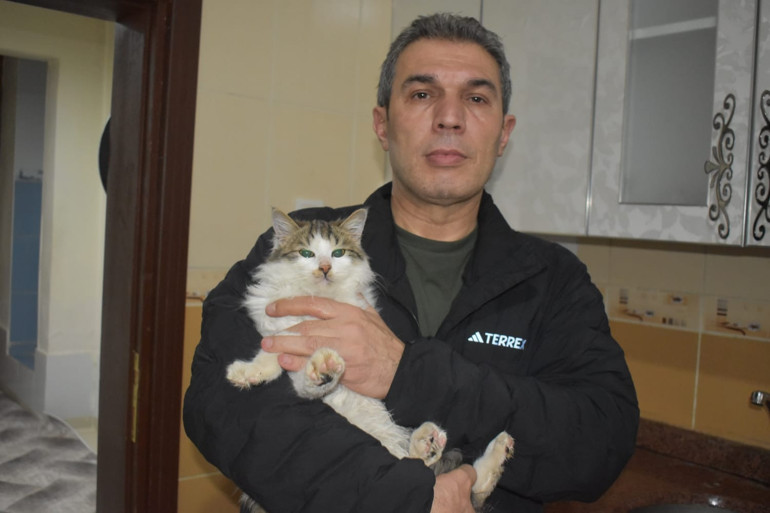 Dondurucu soğukta apartmandaki dairesini kedilere açtı