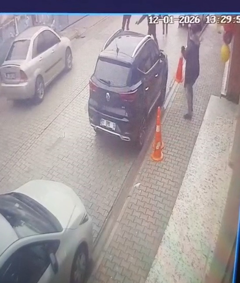 Çocuğunun eski öğretmenini silahla vurdu