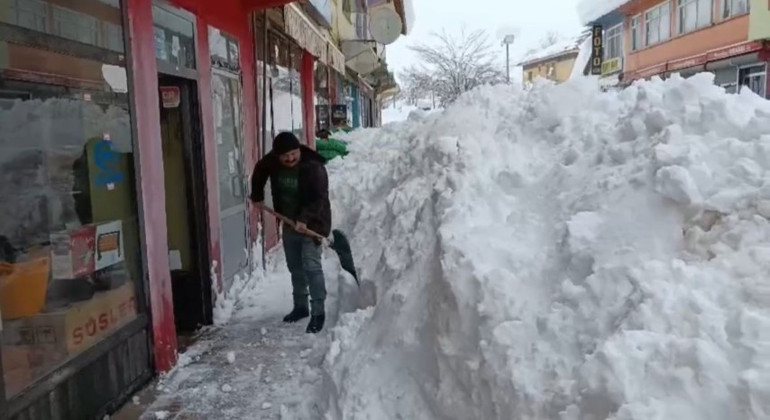  Şehir kar altında kaldı, vatandaşlar aracını güçlükle çıkardı