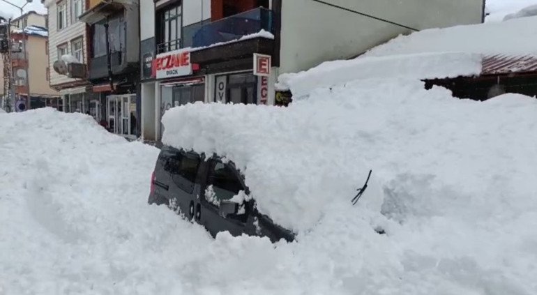  Şehir kar altında kaldı, vatandaşlar aracını güçlükle çıkardı
