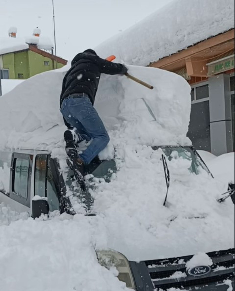  Şehir kar altında kaldı, vatandaşlar aracını güçlükle çıkardı
