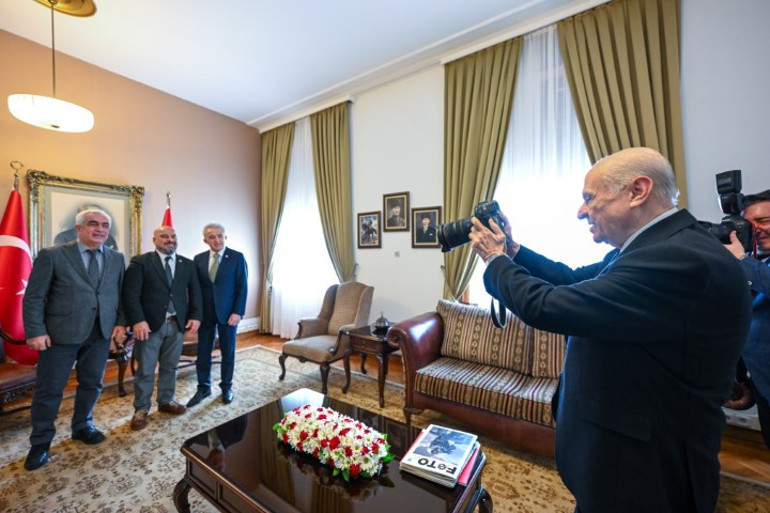 Foto muhabirlerden Bahçeliye ziyaret: MHP lideri heyetin fotoğrafını çekti