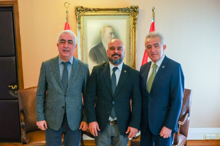 Foto muhabirlerden Bahçeliye ziyaret: MHP lideri heyetin fotoğrafını çekti