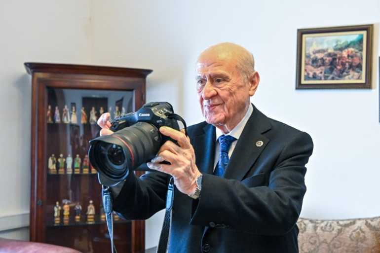 Foto muhabirlerden Bahçeliye ziyaret: MHP lideri heyetin fotoğrafını çekti