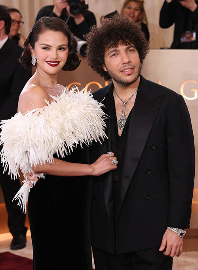  Şimdi Keyfini çıkaramadan ölürsem diye ağlıyor