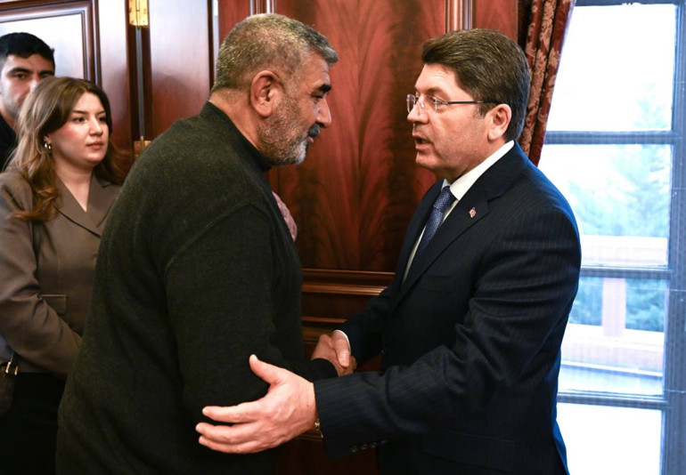 Bakan Yılmaz Tunç, Rojin Kabaişin ailesi ile bir araya geldi