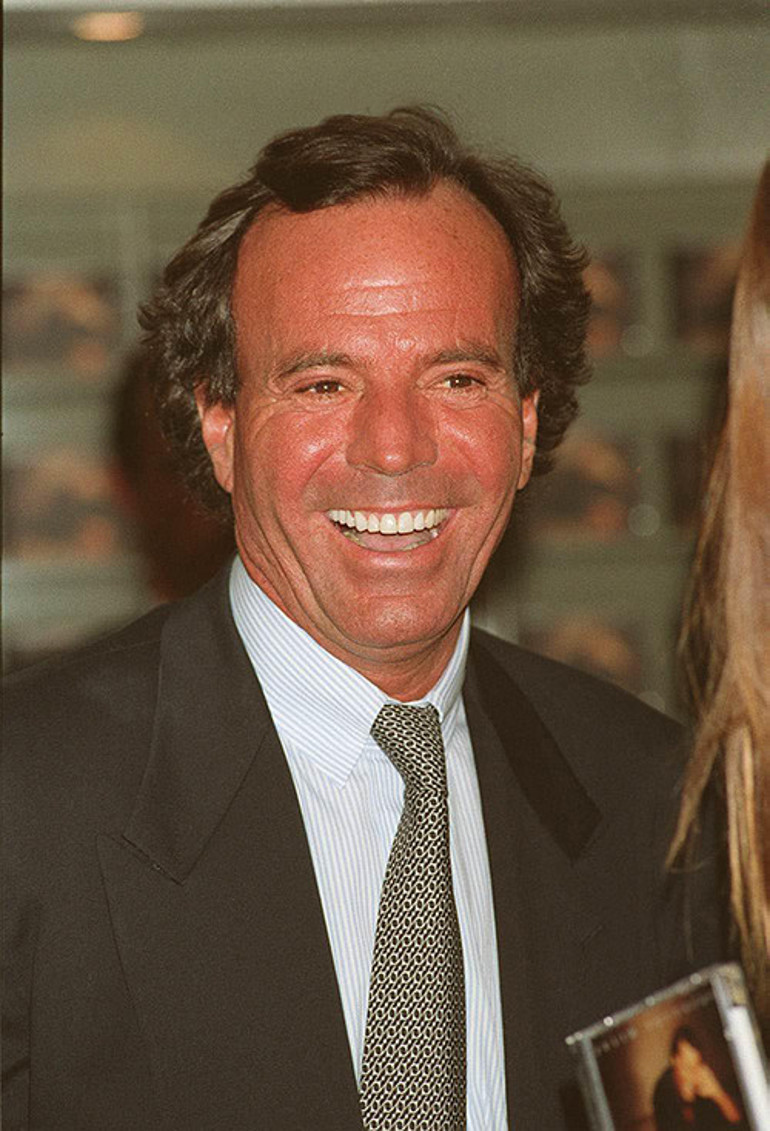 Dokuz çocuklu ünlü şarkıcıya taciz suçlaması