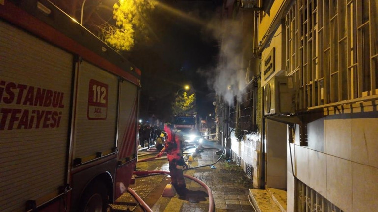 Kadıköyde 4 katlı binada yangın: 1i ağır 8 yaralı
