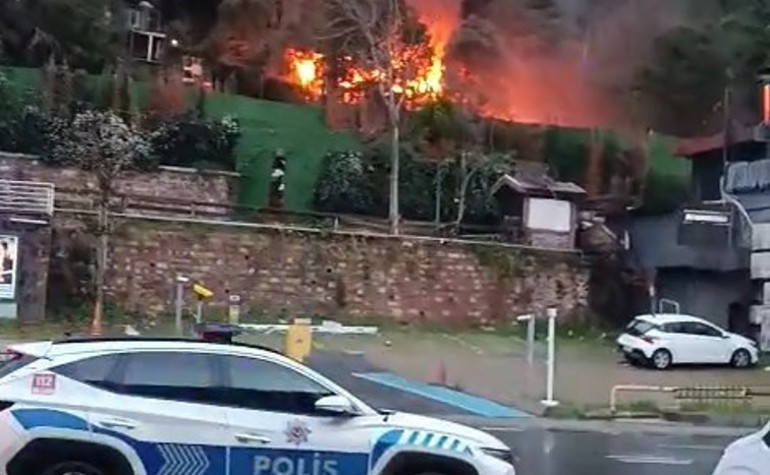 Beşiktaşta restoranın müştemilatı alev alev yandı