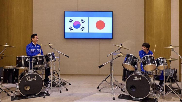  Liderlerden müzik şöleni