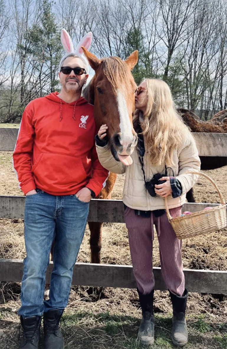 Parti benim neyime, bırakın huzurlu yuvama gideyim... Ünlü oyuncu yaka paça köpeklerinin ve atlarının yanına koştu
