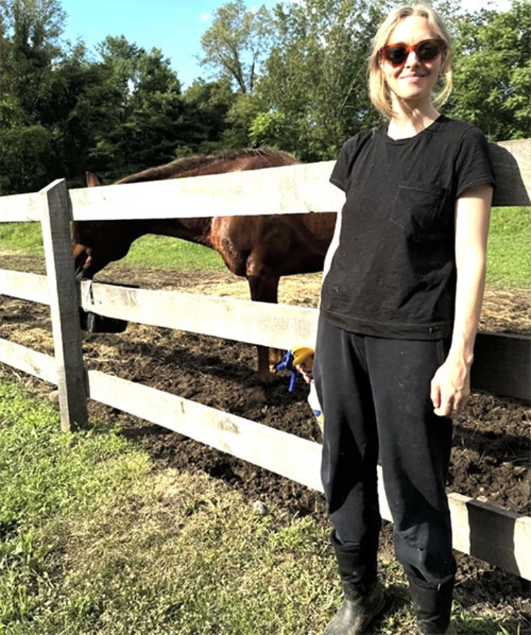 Parti benim neyime, bırakın huzurlu yuvama gideyim... Ünlü oyuncu yaka paça köpeklerinin ve atlarının yanına koştu