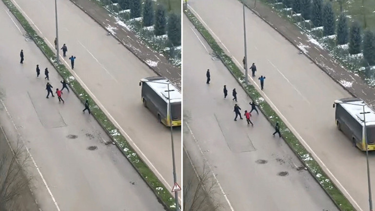 Bursada otobüs şoförü kar topu atan çocukları sopayla kovaladı O anlar kamerada