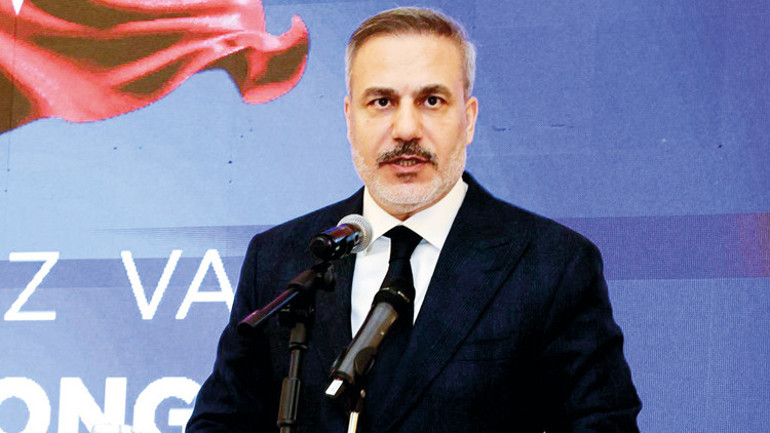 Trump tehdit ediyor dünya tartışıyor: ABD İran’ı vurur mu