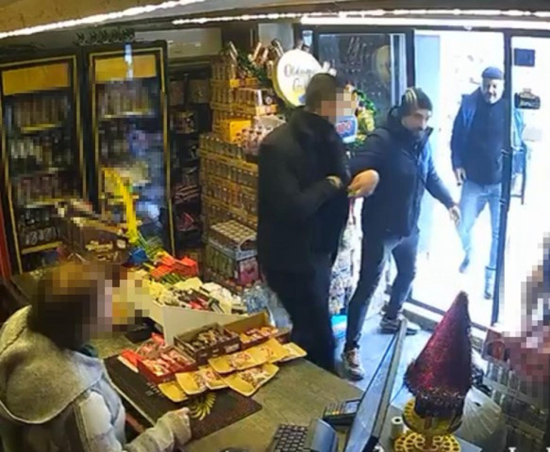  Kendini bir anda yerde buldu