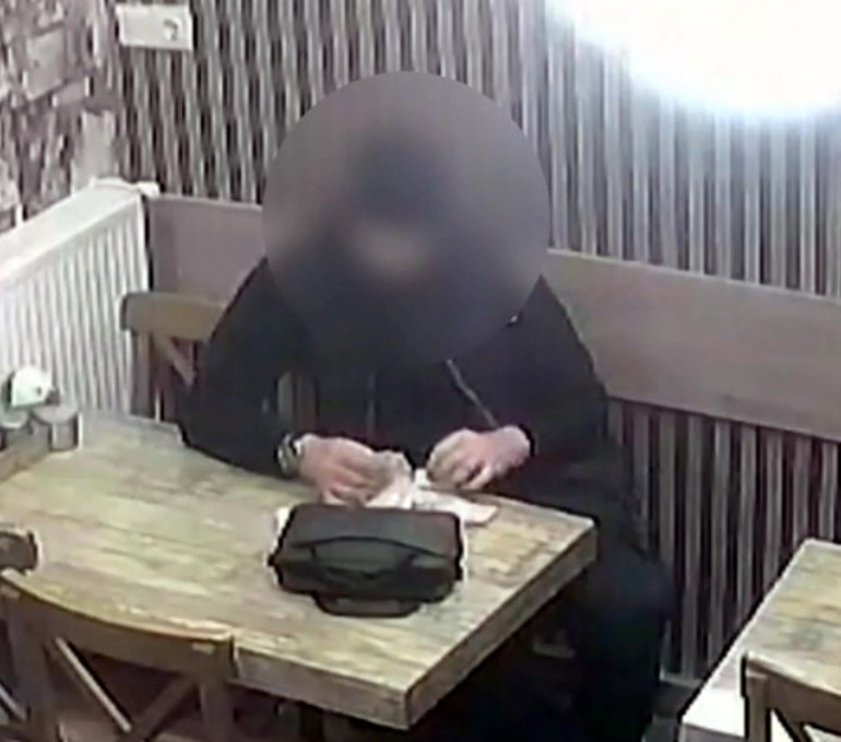  Kendini bir anda yerde buldu