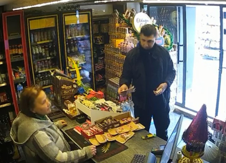  Kendini bir anda yerde buldu