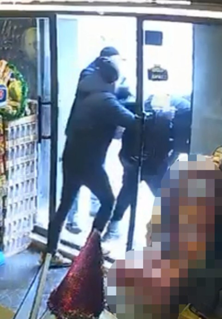  Kendini bir anda yerde buldu