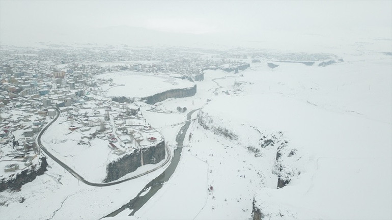 Kar altında bir doğa harikası: Murat Kanyonu’nda kış trekkingi