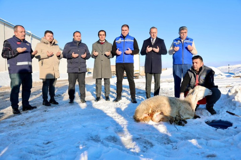 Yağan kar yağışından sonra belediye başkanı şükür koyunu kestirdi