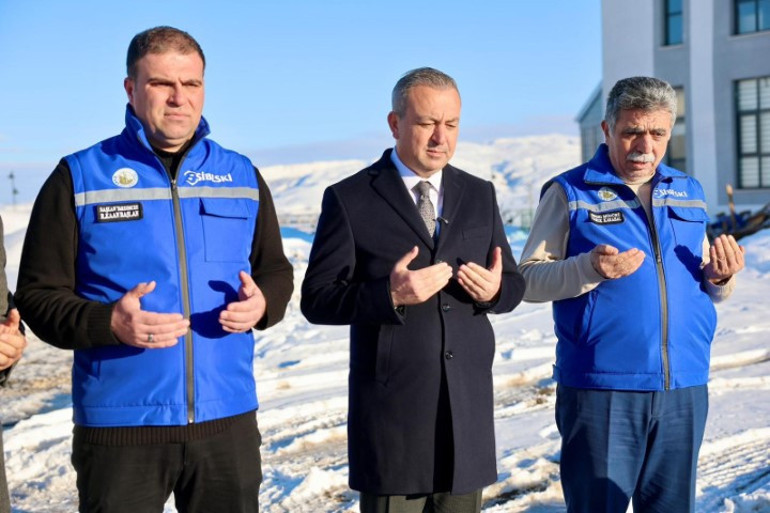 Yağan kar yağışından sonra belediye başkanı şükür koyunu kestirdi