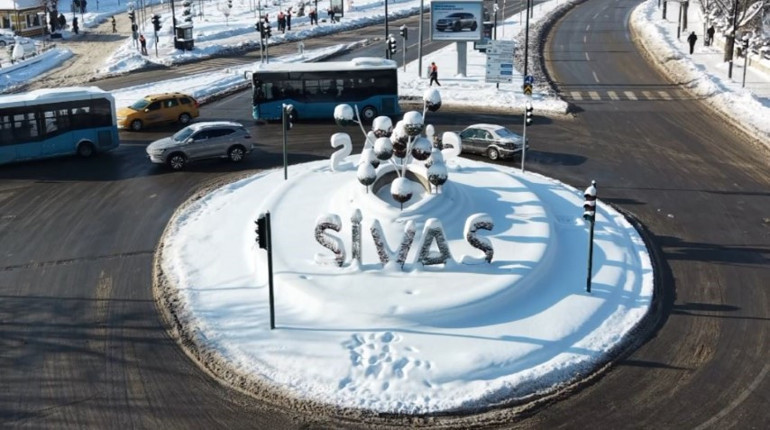 Yağan kar yağışından sonra belediye başkanı şükür koyunu kestirdi