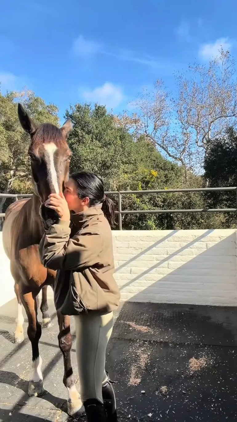 Genç yaşında zengin oldu… Milyonlarını at çiftliğine yatırdı