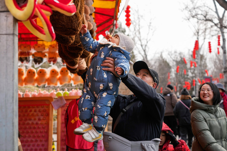 Bir zamanlar yasaktı, şimdi teşvik var ama doğum oranları alarm veriyor | Çin’de gençler neden bebek istemiyor