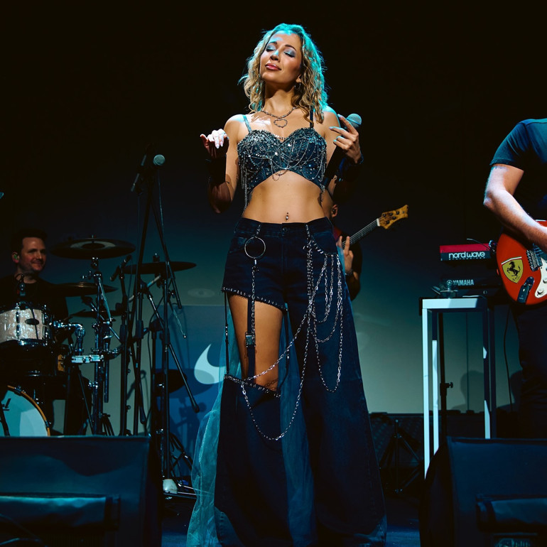 Parlayan yıldızlar sahnede