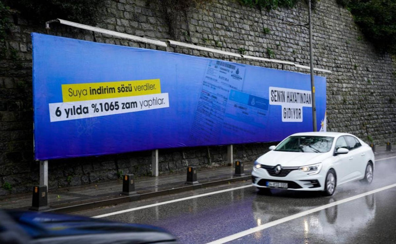 AK Partili Acardan CHPye tabela tepkisi: Beceriksizliğinizi, basiretsizliğinizi bilmek vatandaşın hakkı