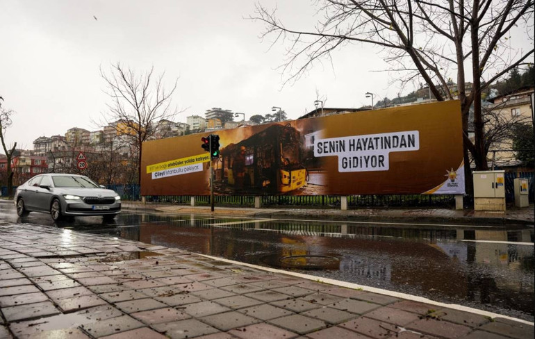 AK Partili Acardan CHPye tabela tepkisi: Beceriksizliğinizi, basiretsizliğinizi bilmek vatandaşın hakkı