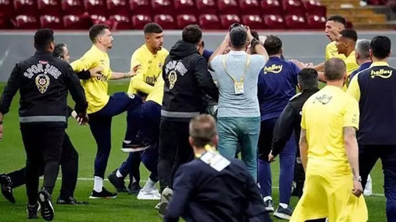 Galatasaray-Fenerbahçe derbisindeki kavganın davası sonuçlandı Mert Hakan Yandaş, Oosterwolde...