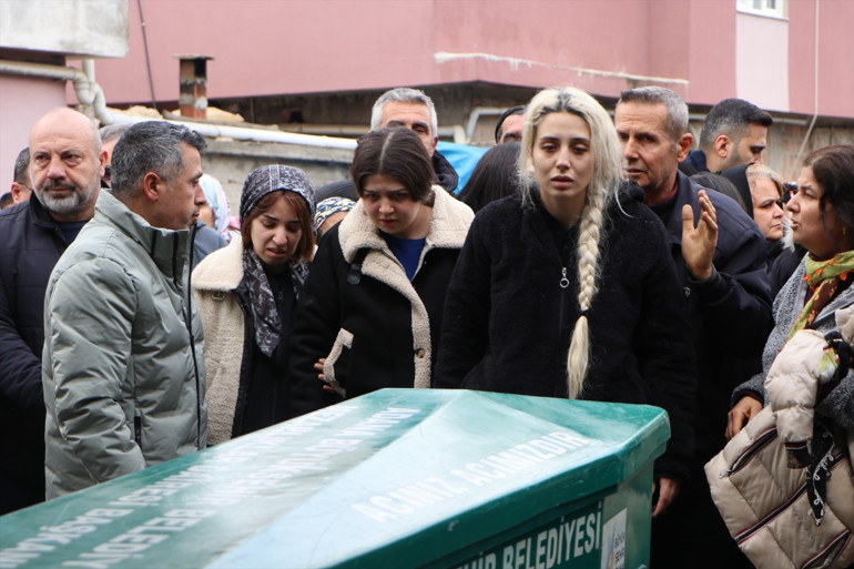 Lüks villadaki aile faciasında ölen kardeşlere acı veda Yan yana toprağa verildiler