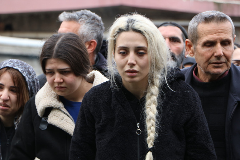 Lüks villadaki aile faciasında ölen kardeşlere acı veda Yan yana toprağa verildiler