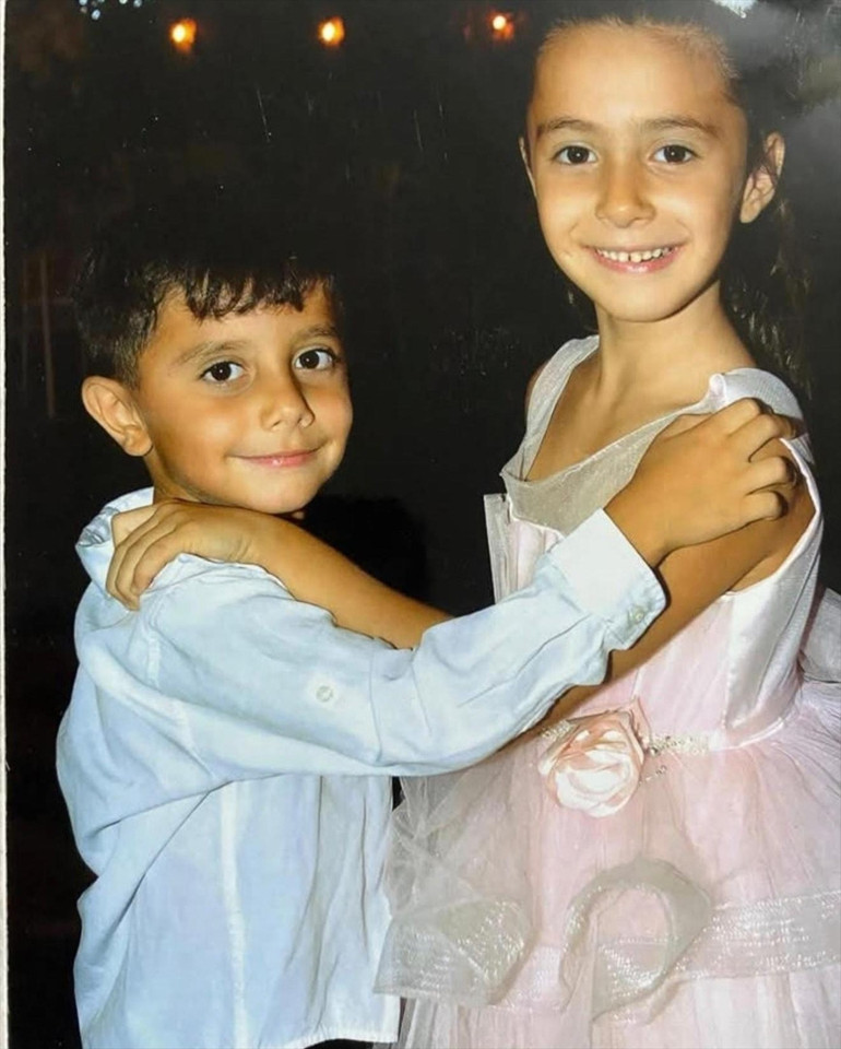 Lüks villadaki aile faciasında ölen kardeşlere acı veda Yan yana toprağa verildiler
