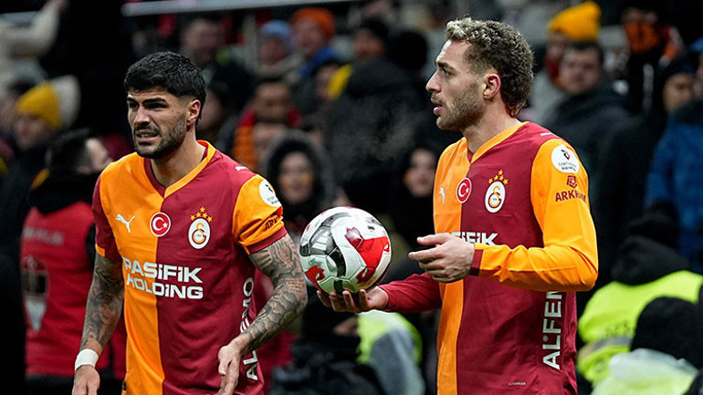 Galatasarayda istifa sesleri: Taraftardan yönetime transfer tepkisi