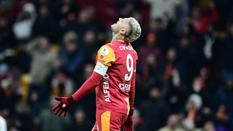 Galatasarayda istifa sesleri: Taraftardan yönetime transfer tepkisi