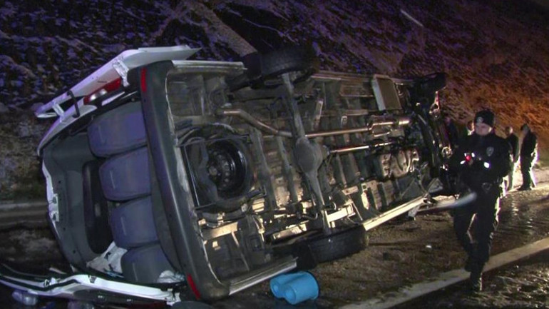 Servis minibüsü devrildi, 11 kişi yaralandı