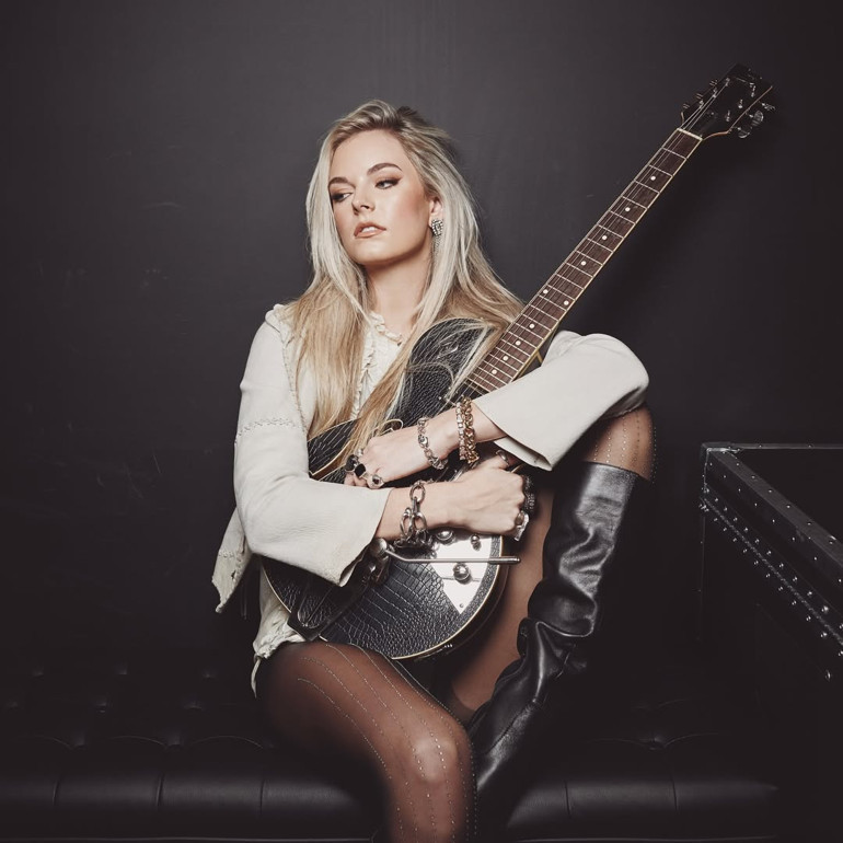 19 yıllık karısını terk etmişti… Kendine hemen yarı yaşında sevgili bulmuş