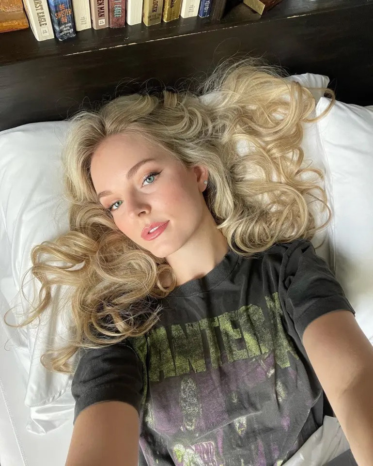 19 yıllık karısını terk etmişti… Kendine hemen yarı yaşında sevgili bulmuş