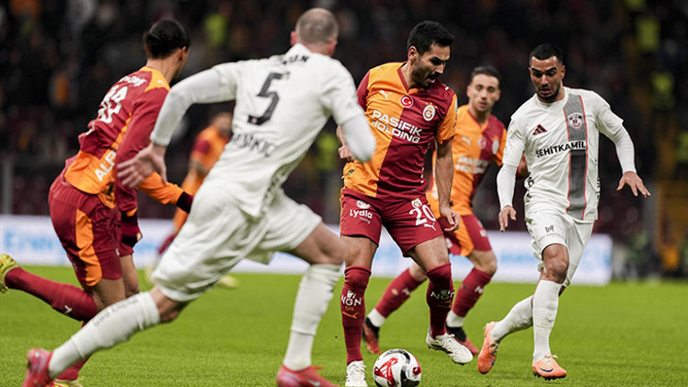  O soğukta binlerce insan sizi destekledi, görmeyi hak ettikleri bu rezil futbol muydu , Galatasarayın yaşadığı istikrarsızlıkta başat faktör...