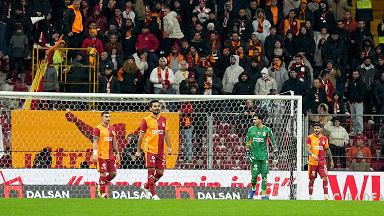  O soğukta binlerce insan sizi destekledi, görmeyi hak ettikleri bu rezil futbol muydu , Galatasarayın yaşadığı istikrarsızlıkta başat faktör...
