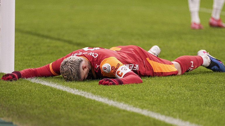  O soğukta binlerce insan sizi destekledi, görmeyi hak ettikleri bu rezil futbol muydu , Galatasarayın yaşadığı istikrarsızlıkta başat faktör...