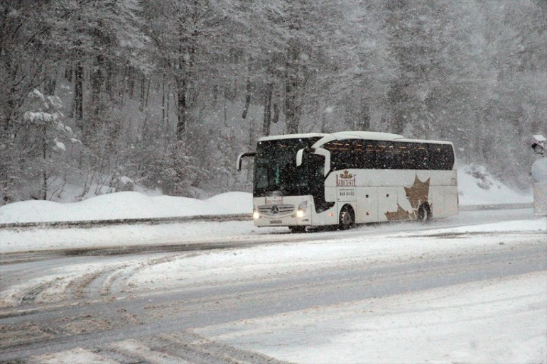 Meteorolojiden yeni kar uyarısı İstanbulda bazı bölgeler beyaza büründü | Bu illerde yaşayanlar dikkat